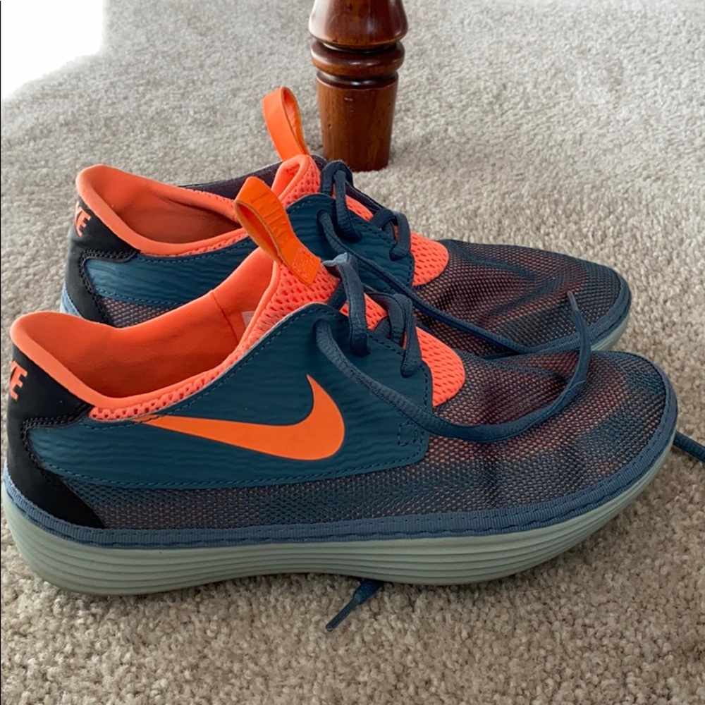 Nike solar soft moccasin sneakers EUC size 7